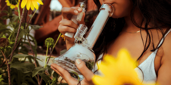 Bongs vs. Traditional Dab Rigs: Which One Is Right for You?